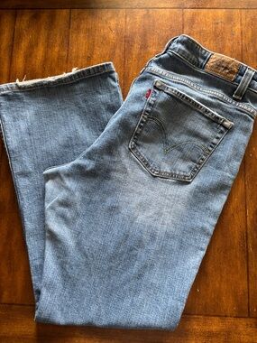 Levi's women’s Faded Light Blue Straight Jeans. Size 18